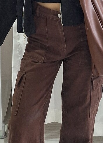 Kahverengi kargo pantolon.