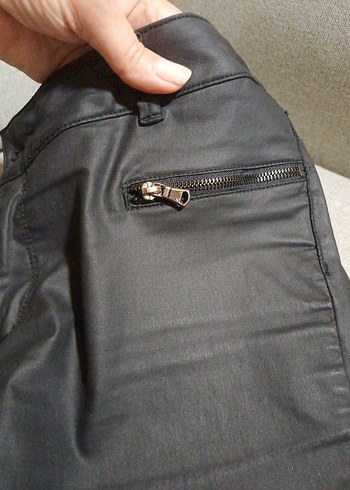 Fermuarlı Siyah  yagli deri görünumlü Pantolon - Görsel 2