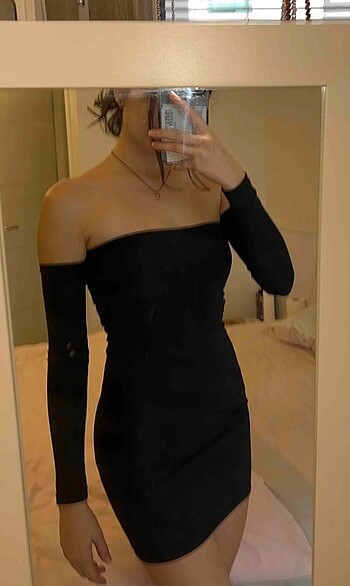 Siyah omuzu açık mini elbise