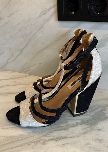 Beyaz Yılan Derisi Desenli Süet Topuklu Ayakkabı - Görsel 4