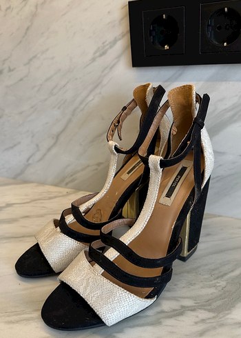 Beyaz Yılan Derisi Desenli Süet Topuklu Ayakkabı - Görsel 3