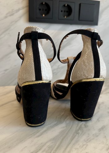 Beyaz Yılan Derisi Desenli Süet Topuklu Ayakkabı - Görsel 5