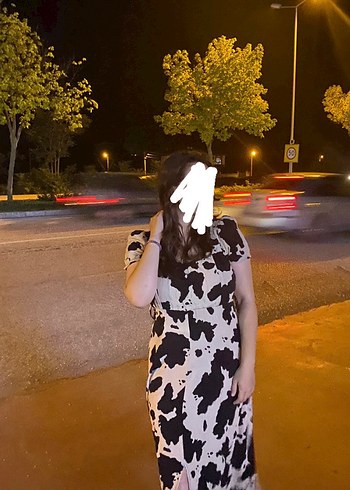Kare yaka yırtmaçlı günlük elbise