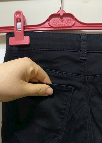 Kadın Siyah Kemerli Dar Kesim Kot Pantolon - Görsel 4