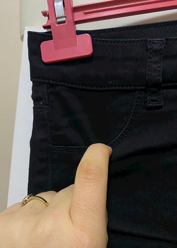 Kadın Siyah Kemerli Dar Kesim Kot Pantolon - Görsel 3