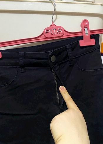 Kadın Siyah Kemerli Dar Kesim Kot Pantolon - Görsel 2