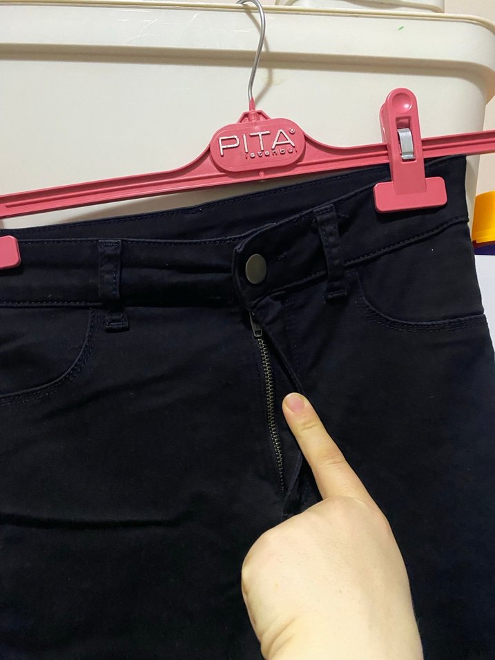 Kadın Siyah Kemerli Dar Kesim Kot Pantolon - Görsel 2