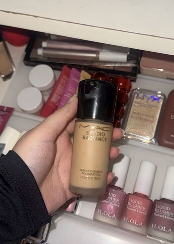 MAC Studio Radiance fondöten - Görsel 3