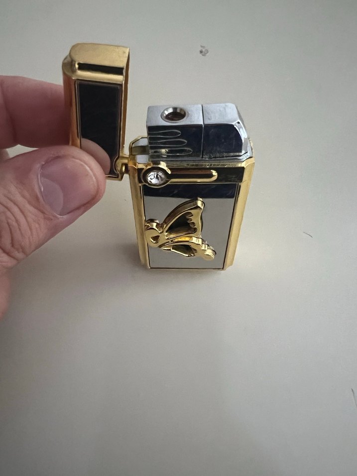 Altın Renkli Parlak Kelebekli Çakmak - Görsel 2