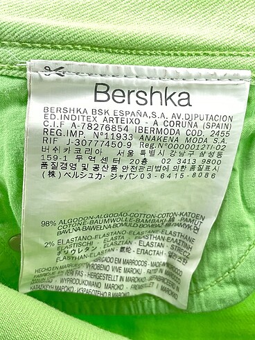 universal Beden yeşil Renk Bershka Bermuda / Kapri %70 İndirimli.