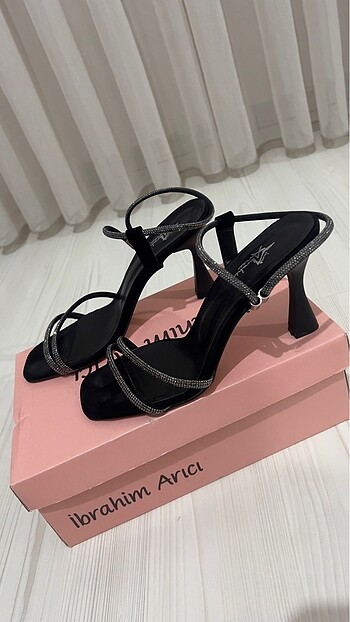 Zara Taş Detaylı Topuklu Ayakkabı