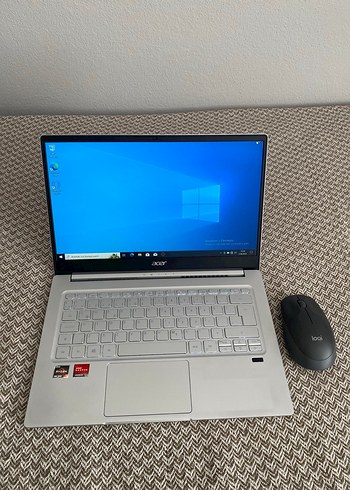 Gri Acer Dizüstü Bilgisayar ve Logitech Mouse