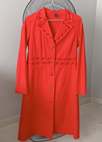 Kırmızı yaka ve kemer desenli ceket