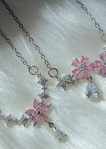 Pembe Çiçekli Zincir Detaylı Kadın Kolyeler