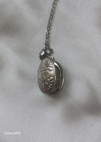 Gri Çiçek Desenli Açılır Vintage Tarz Çelik Kolye