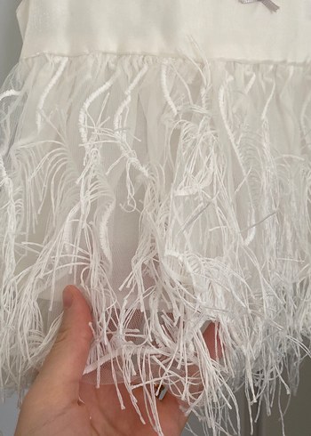 Kız Bebek Beyaz Kolsuz Tüy Detaylı Elbise - Görsel 2