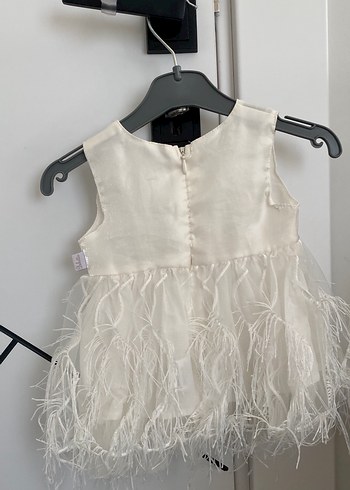 Kız Bebek Beyaz Kolsuz Tüy Detaylı Elbise - Görsel 3