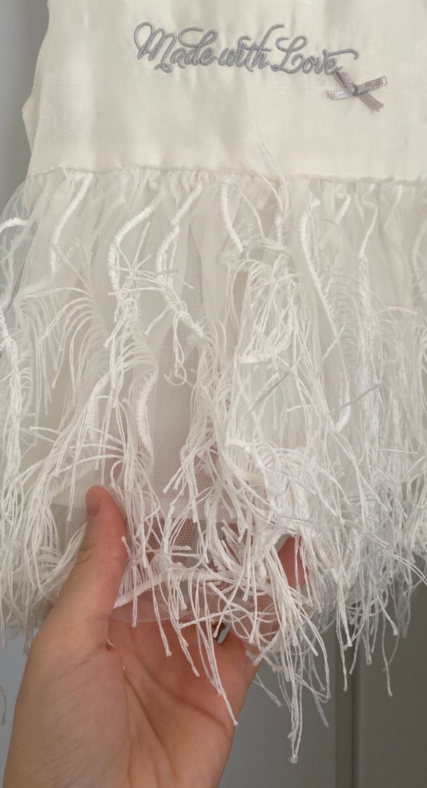 Kız Bebek Beyaz Kolsuz Tüy Detaylı Elbise - Görsel 2