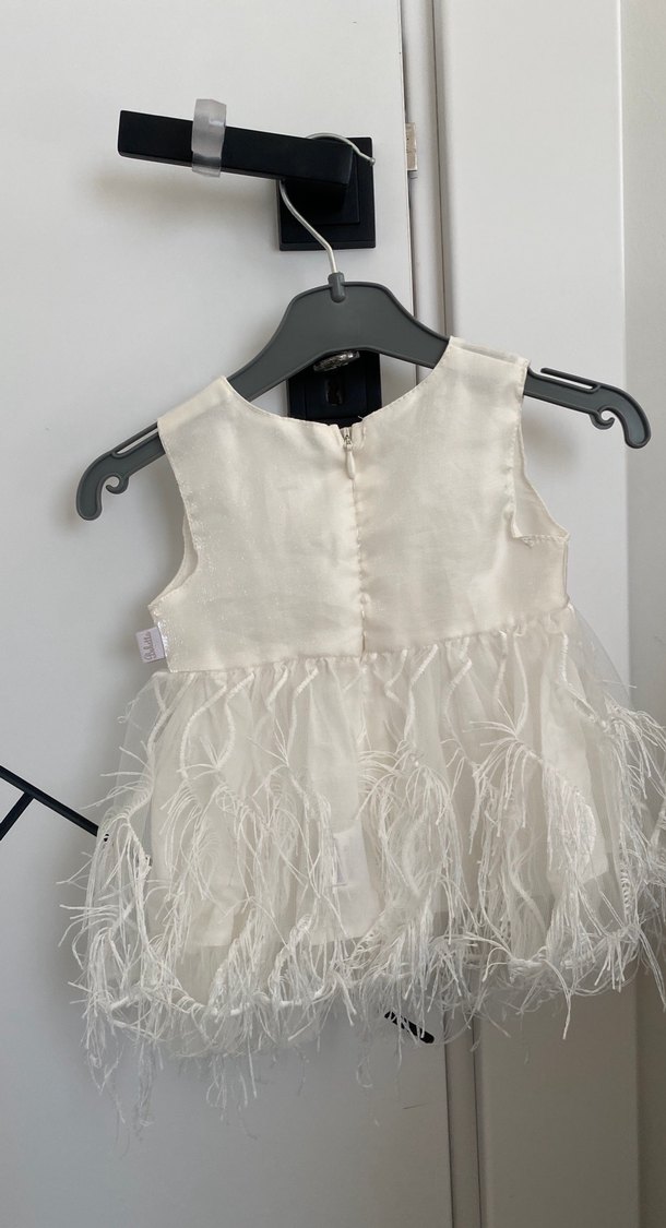 Kız Bebek Beyaz Kolsuz Tüy Detaylı Elbise - Görsel 3