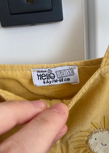 Sarı Düğmeli Kolsuz Kız Bebek Elbisesi - Görsel 2