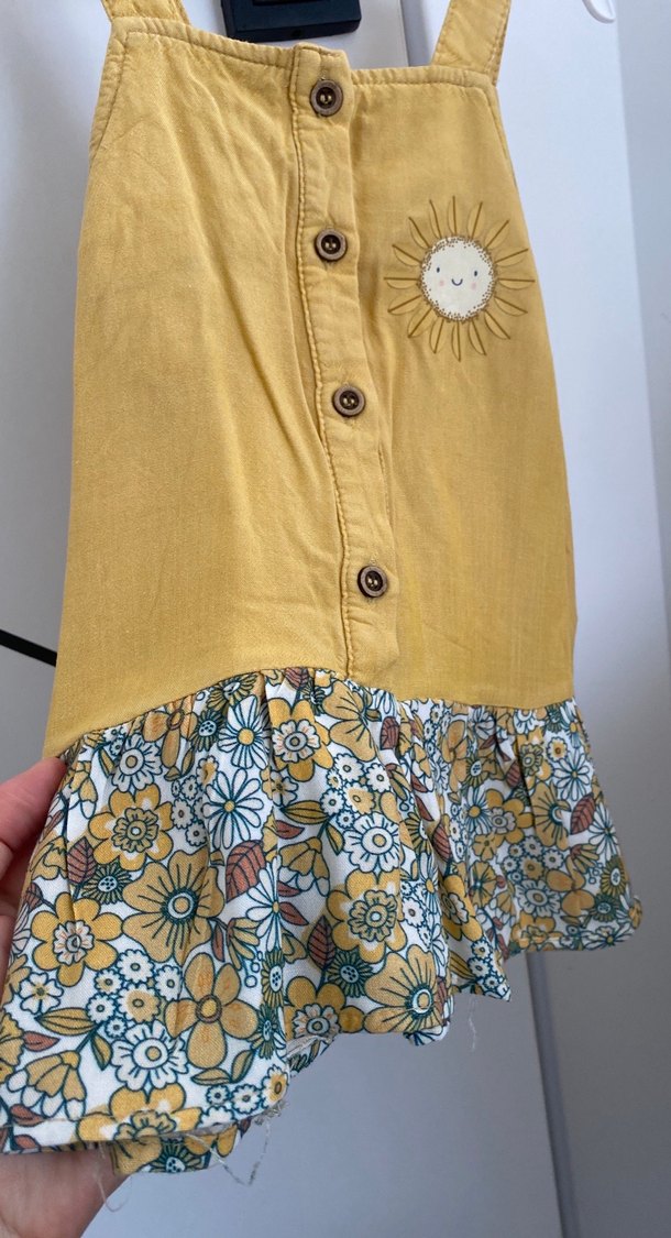 Sarı Düğmeli Kolsuz Kız Bebek Elbisesi - Görsel 4