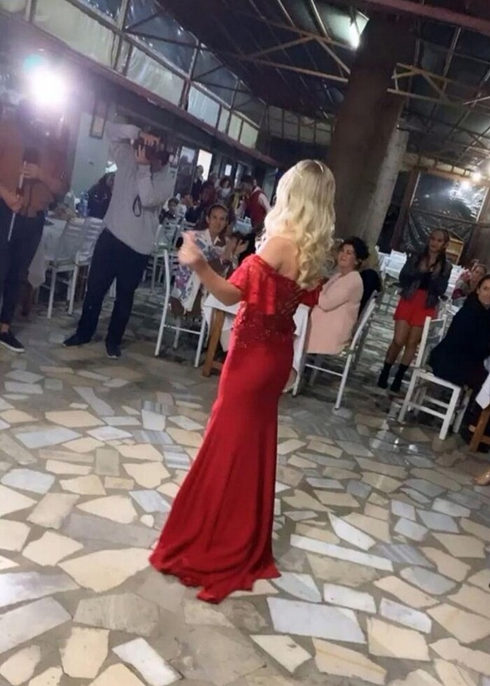 Kırmızı abiye elbise kina gecesi için ideal - Görsel 4