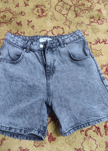 27 Beden Gri Batik Desenli Bol Kesim Mini Denim Şort