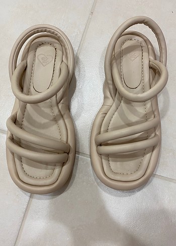 Bej Dolgu Topuklu Kadın Sandalet - Görsel 3