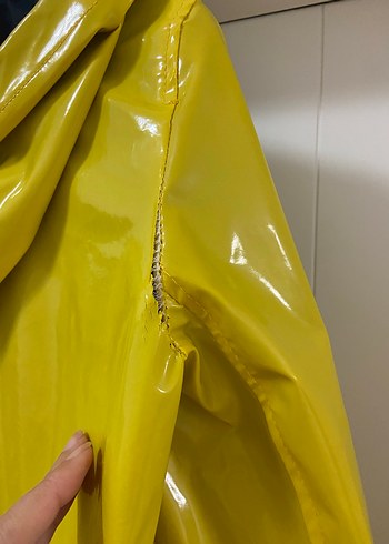 Sarı Düğmeli Midi Kadın Yağmurluk - Görsel 4