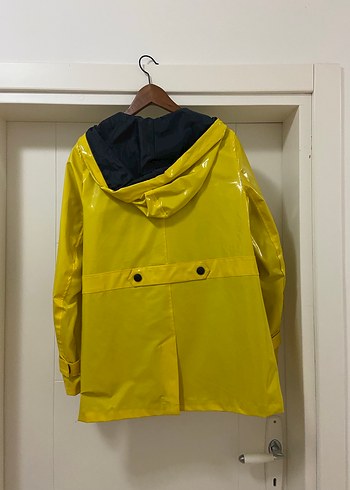 Sarı Düğmeli Midi Kadın Yağmurluk - Görsel 3