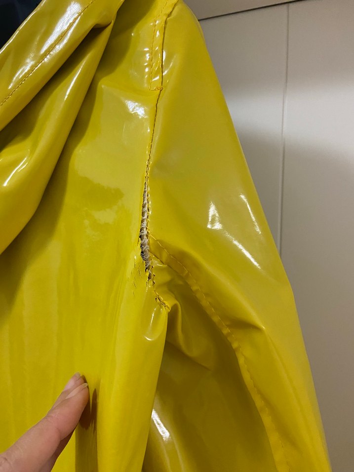 Sarı Düğmeli Midi Kadın Yağmurluk - Görsel 4
