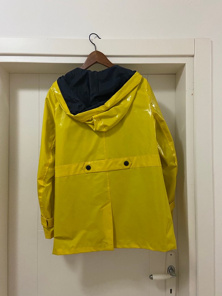 Sarı Düğmeli Midi Kadın Yağmurluk - Görsel 3
