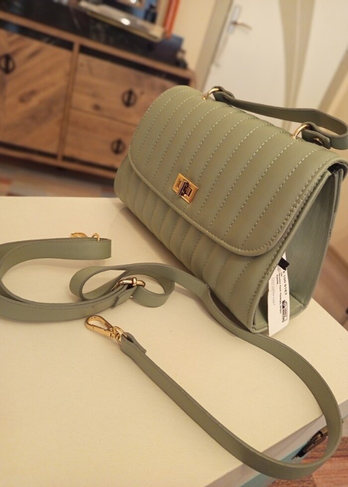 Şık,kemerli el ve omuz çantası. - Görsel 2