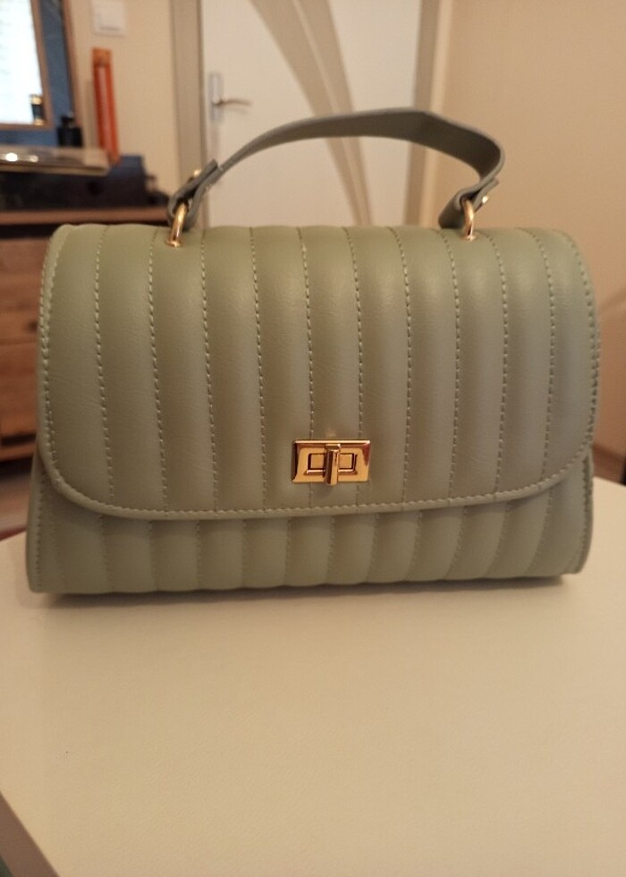 Şık,kemerli el ve omuz çantası. - Görsel 3