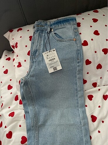 34 Beden mavi Renk Sıfır bershka taşlı kot fişi kaybedip değişim . Yapamadık dar ge