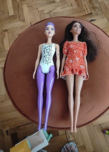 2 adet Barbie oyuncak