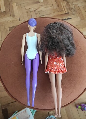  2 adet Barbie oyuncak