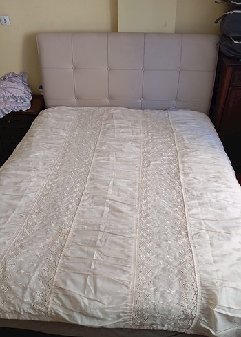 İşlemeli Beyaz Parlak Yatak Örtüsü - Görsel 2