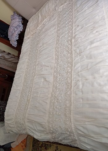 İşlemeli Beyaz Parlak Yatak Örtüsü - Görsel 6