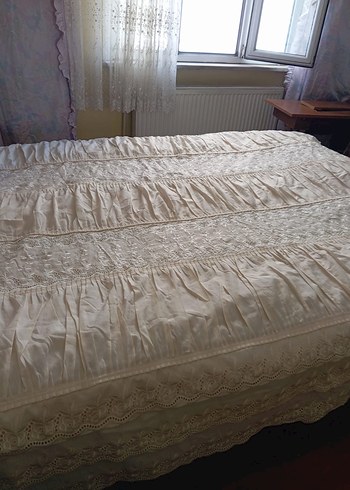 İşlemeli Beyaz Parlak Yatak Örtüsü - Görsel 5