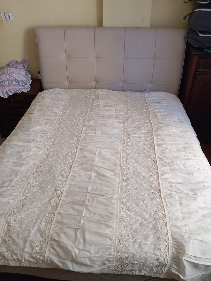 İşlemeli Beyaz Parlak Yatak Örtüsü - Görsel 2