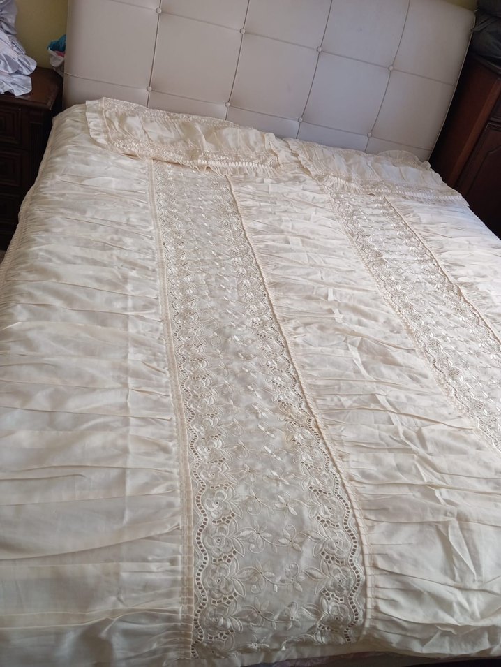İşlemeli Beyaz Parlak Yatak Örtüsü - Görsel 4