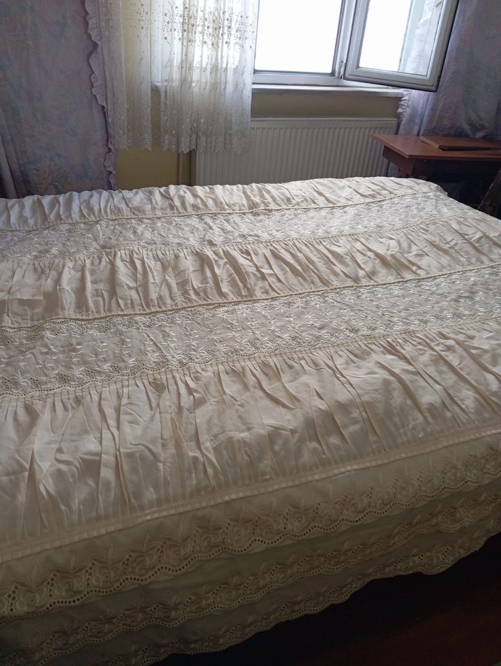 İşlemeli Beyaz Parlak Yatak Örtüsü - Görsel 5