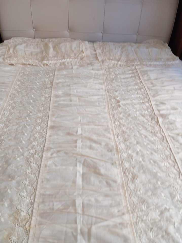 İşlemeli Beyaz Parlak Yatak Örtüsü - Görsel 3