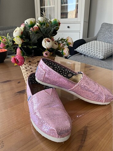 Parlak açık pembe ayakkabı