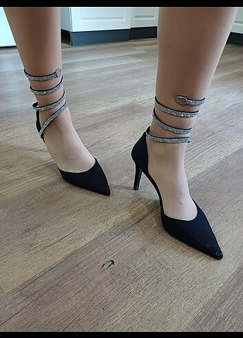 Bilekten geçmeli taşlı zarif stiletto