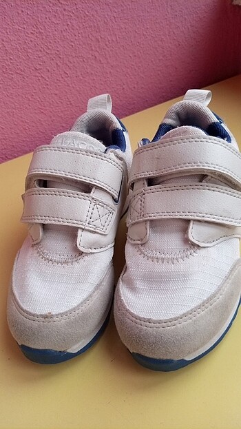 24 Beden beyaz Renk Orjinal üründür sıfır ayarında 4sefer giyilmiş olup temiz ayakka
