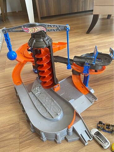 Hot wheels asansörlü set