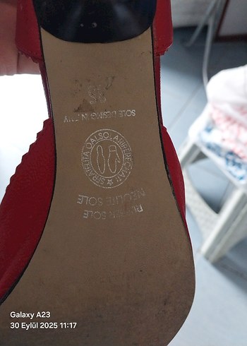 Kırmızı Tokalı Stiletto Topuklu Kadın Sandalet