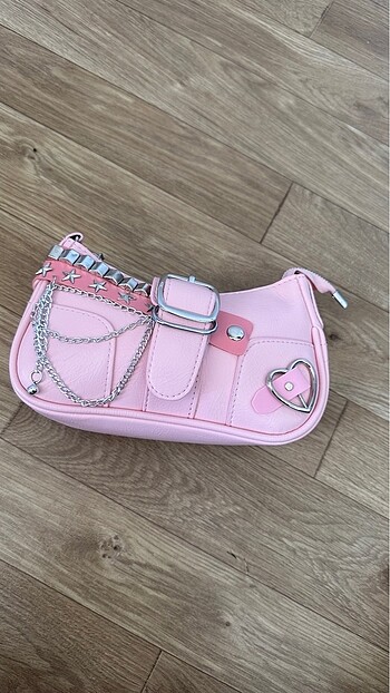 Pembe zincirli çanta